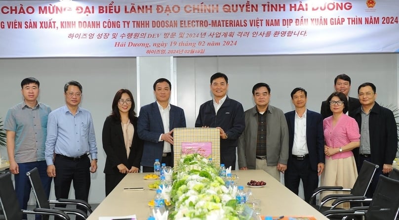 Chủ tịch Hải Dương Triệu Thế Hùng (thứ tư, bên trái) trong buổi làm việc với tập thể lãnh đạo Công ty Vật liệu điện Doosan tỉnh phía Bắc, ngày 19/02/2024. Ảnh do báo Hải Dương cung cấp.