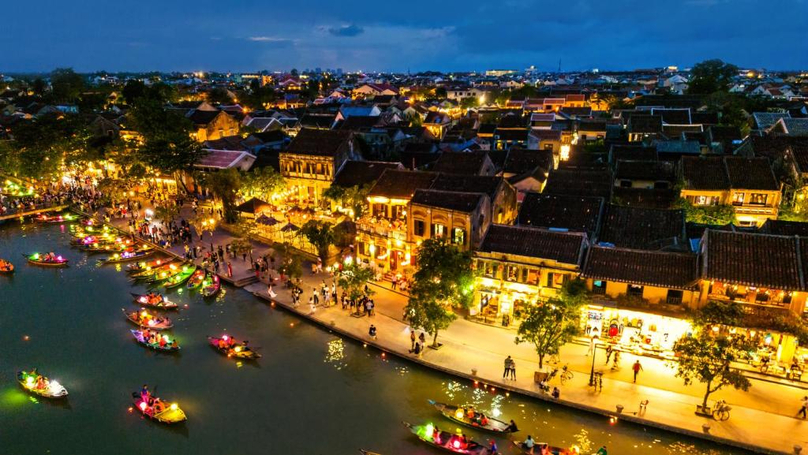 When the night falls in Hoi An city. Photo courtesy of Booking.com. 