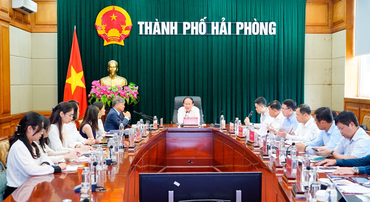 Le Tien Chau, Secretary of the Hai Phong Party Committee, and representatives from KinderWorld Vietnam in July 2023. Photo courtesy of KinderWorld Vietnam.
