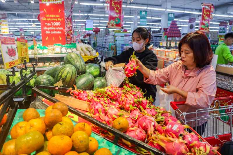 Shoppers pick fruit at a supermarket in Hanoi. Photo by The Investor/Trong Hieu.