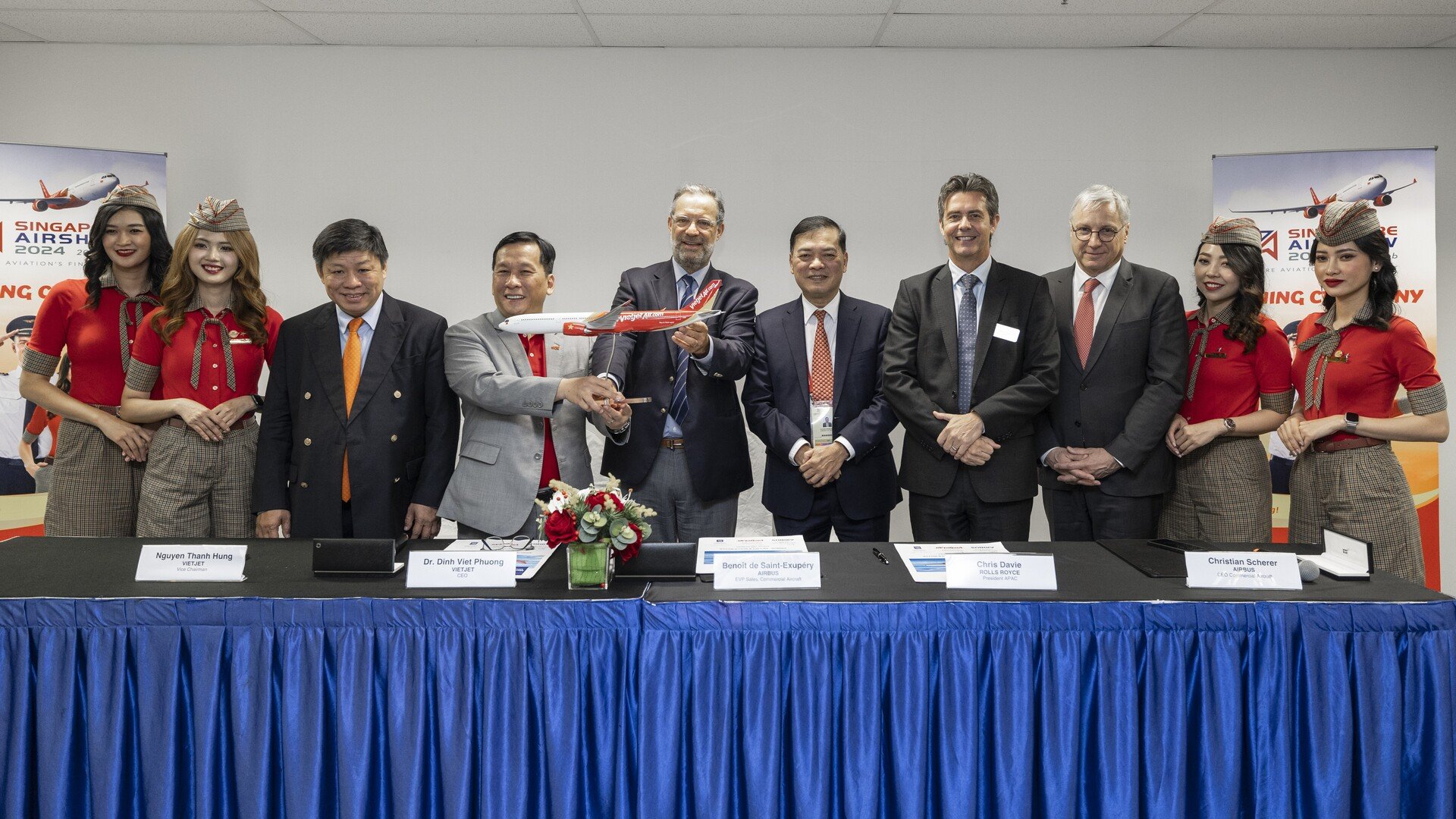 Executives of Vietjet and Airbus sign a memorandum of understanding within the Singapore Airshow 2024 in Singapore, February 22, 2024. Photo courtesy of Airbus.