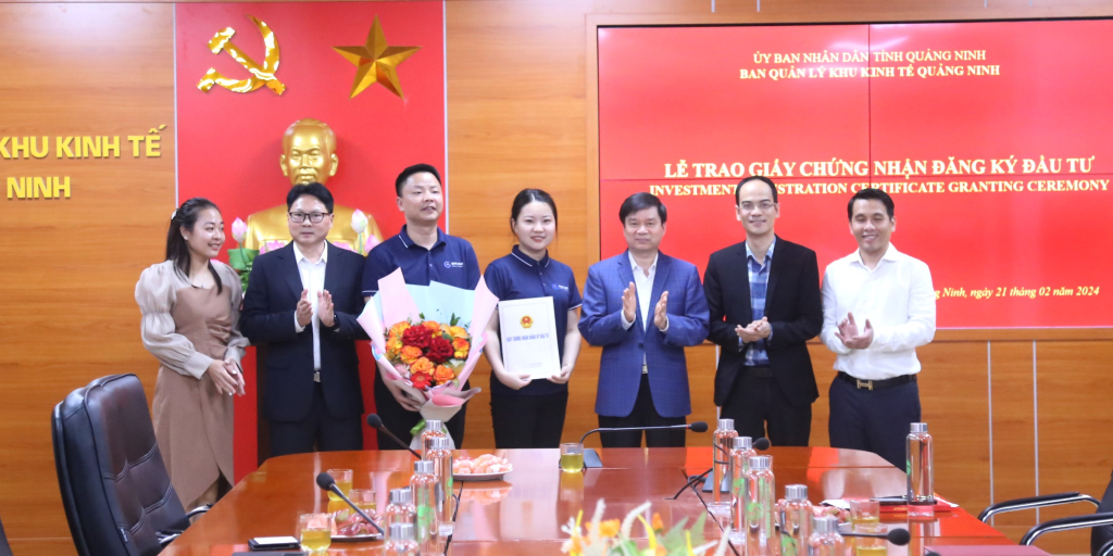 A representative of Gokin Solar (center) receives an investment certificate in Quang Ninh province, northern Vietnam, February 21, 2024. Photo courtesy of Quang Ninh newspaper.