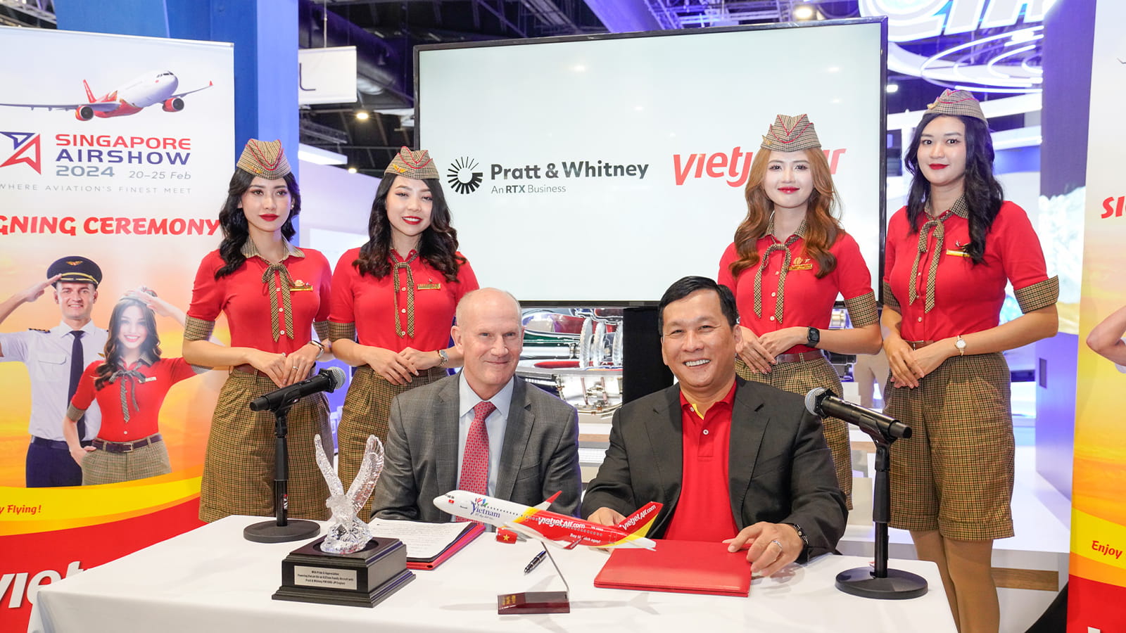  Executives of Vietjet and Pratt & Whitney at the Singapore Airshow 2024, in Singapore, on February 21, 2024. Photo courtesy of Pratt & Whitney. 
