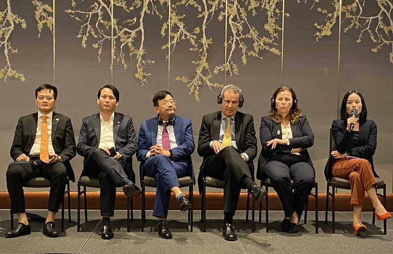 From left: Dinh Ngoc Dung, head of Corporate Banking Division at Saigon Hanoi Bank; Tran Long, deputy general director of BIDV; Nguyen Quoc Hung, secretary general of the Vietnam Banking Association; Marc Auboin, counsellor of Economic Research & Statistics at the WTO; Nathalie Louat, director at the IFC’s Global Trade & Supply Chain; and Trang Thu Tran, senior economist at the IFC at a panel discussion on trade finance, Hanoi, February 22, 2024. Photo by The Investor/Minh Tuan. 