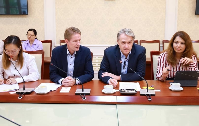 Jesper Hassellund Mikkelsen (center, right) and Preben Elnef (center, left) at a meeting with Ministry of Construction in Hanoi on February 21, 2024. Photo courtesy of the Ministry of Construction. 