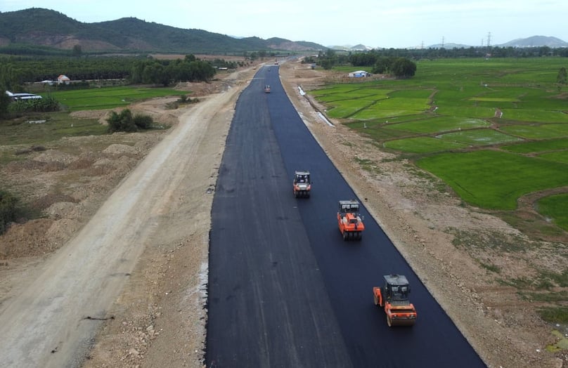 Work underway on the Van Phong-Nha Trang Expressway in Khanh Hoa province, south-central Vietnam. Photo by The Investor.
