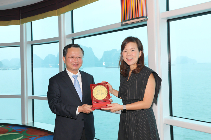 Quang Ninh’s Chairman Cao Tuong Huy presents a symbol of Ha Long Bay to Wendy Yamazaki, regional vice president, government relations (Asia) of Royal Caribbean Group, in the province, February 23, 2024. Photo courtesy of Quang Ninh newspaper.