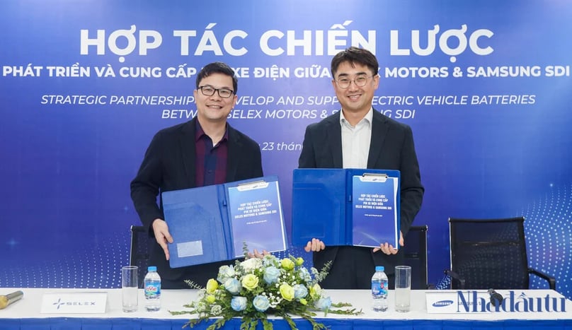 Nguyen Huu Phuoc Nguyen, general director of Selex Motors (left), and Lee Joon-Seo, sales director of Samsung SDI Southeast Asia, signed a cooperation agreement on February 23, 2024. Photo courtesy of Selex Motors.