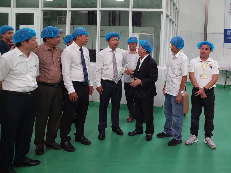 Secretary of Quang Nam Party Committee Luong Nguyen Minh Triet (fourth left) during a visit to Tan Hiep Phat Beverage Group's Number One Chu Lai plant, February 23, 2024. Photo courtesy of Quang Nam newspaper.