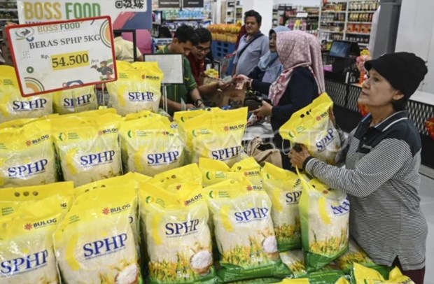Customers are buying rice under the Food Supply and Price Stabilization (SPHP) programme at a shopping center in Jakarta on February 19, 2024. Photo courtesy of www.antaranews.com.