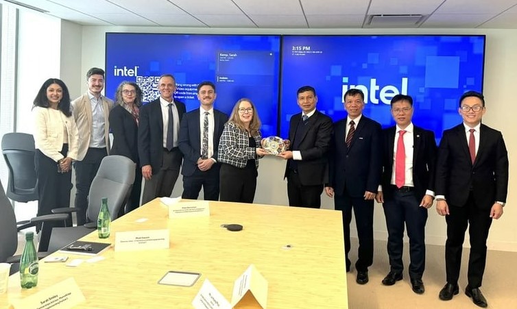 Danang Vice Chairman Ho Ky Minh (third right) presents a gift to the Intel represenatives at their meeting in the U.S., February 26, 2024. Photo courtesy of the Danang working delegation.