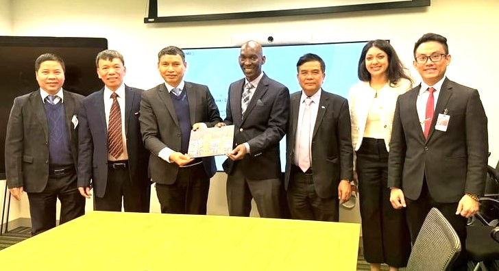 Danang Vice Chairman Ho Ky Minh (third left) presents a gift to World Bank represenatives in the U.S., February 26, 2024. Photo courtesy of the Danang working delegation.