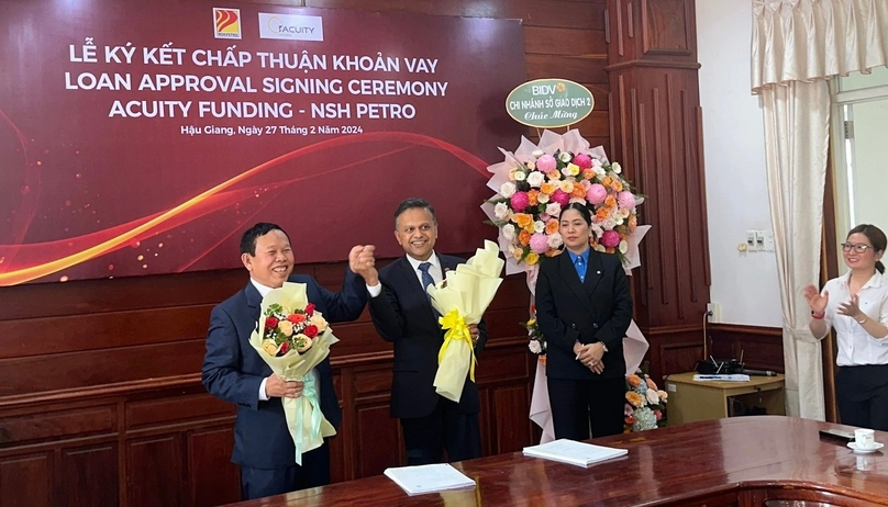 Mai Van Huy (left), chairman of NSH Petro, and Ranjit Thambyraja, chairman and CEO of Acuity Funding, at the signing ceremony in Hau Giang province, southern Vietnam, February 27, 2024. Photo courtesy of Thanh Nien (Young People) newspaper.