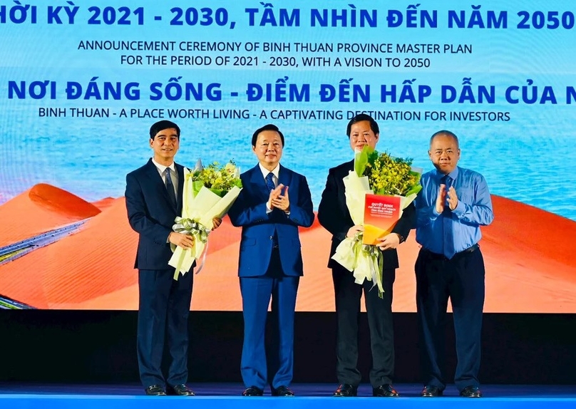 Deputy Prime Minister Tran Hong Ha (second, left) grants the decision approving the Binh Thuan provincial master plan for the 2021-2023 period, with a vision until 2050 to local leaders, February 28, 2024. Photo courtesy of Binh Thuan newspaper.