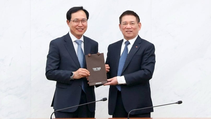 Samsung Vietnam CEO Choi Joo Ho (left) and Minister of Finance Ho Duc Phoc meet in Hanoi, February 28, 2024. Photo courtesy of the Ministry of Finance.