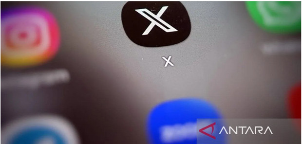 The logo of social media platform X shown in a smartphone. Photo courtesy of Antara News. 