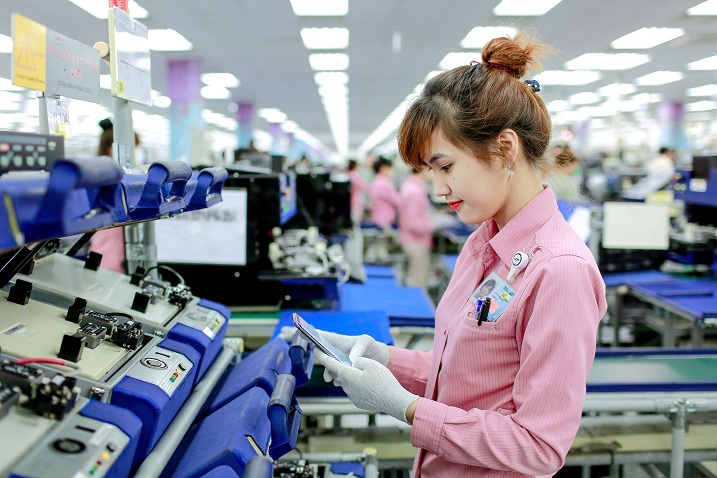  A worker tests phones at a Samsung factory in Vietnam. Photo courtesy of VietnamNet. 