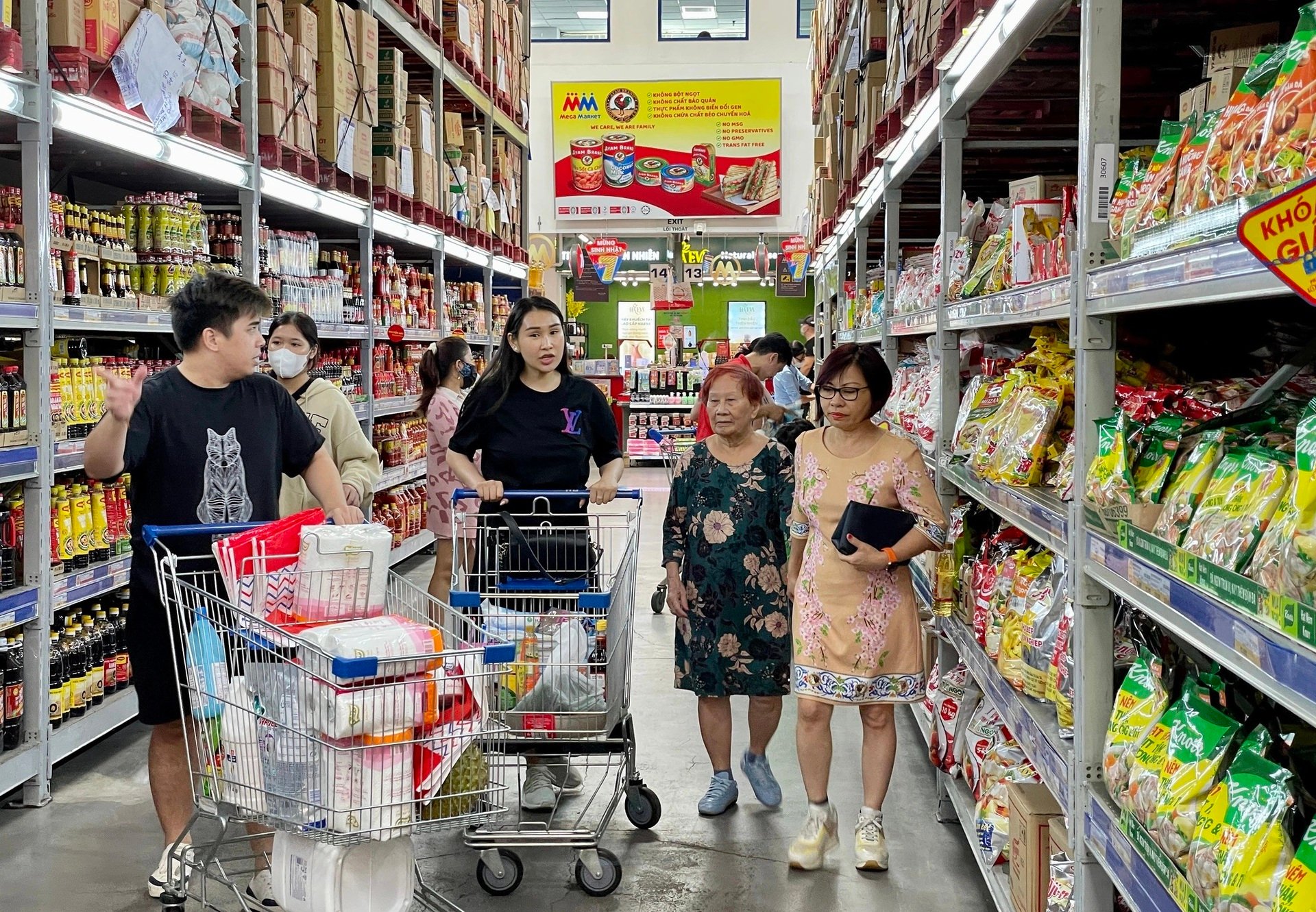 Customers in a supermarket in Ho Chi Minh City. Photo courtesy of Dan Viet (Viet People) newspaper. 