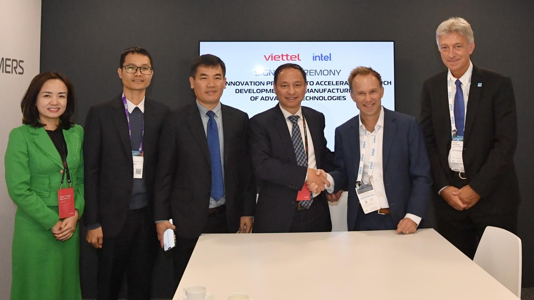 Delegations of Viettel and Intel at a meeting within the MWC 2024 in Barcelona, Spain, on February 26, 2024. Photo courtesy of Viettel.