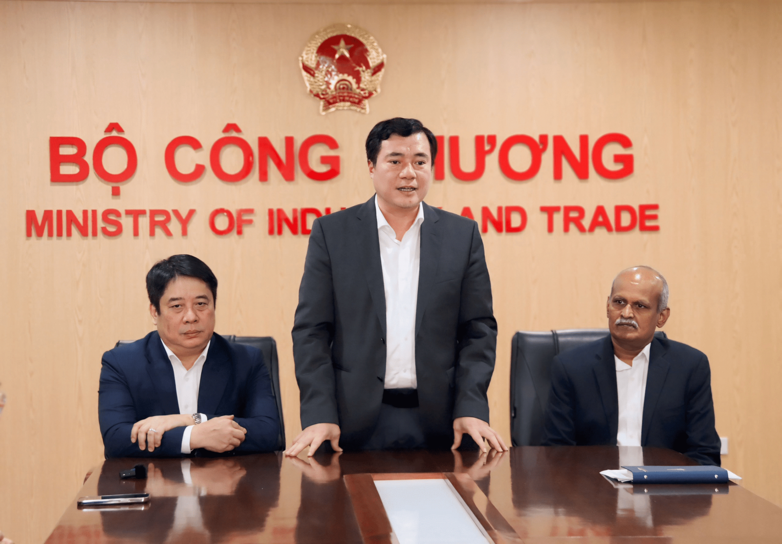 Deputy Minister of Industry and Trade Nguyen Sinh Nhat Tan (standing) at the signing ceremony in Hanoi on March 1, 2024. Photo courtesy of the Ministry of Industry and Trade.