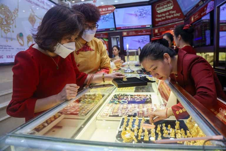 Customers buy gold at a Bao Tin Minh Chau gold shop. Photo by The Investor/Trong Hieu.