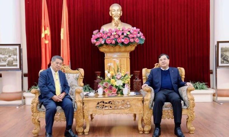 Pham Gia Tuc, Secretary of the provincial Party Committee, hosts a working session with Somsack Chunata, senior advisor to Gulf Energy, Nam Dinh province, March 1, 2024. Photo courtesy of Xay Dung (Construction) newspaper.