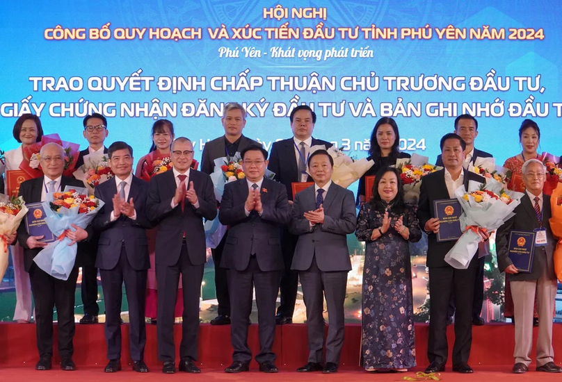 National Assembly Chairman Vuong Dinh Hue (front, fourth left), Deputy Prime Minister Tran Hong Ha (front, fifth left) and investors at a conference announcing the master plan of Phu Yen province, south-central Vietnam, March 3, 2024. Photo by The Investor/Nguyen Tri.