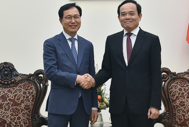 CEO of Samsung Vietnam Choi Joo Ho meets with Vietnamese Deputy Prime Minister Tran Luu Quang in Hanoi, March 4, 2024. Photo courtesy of government's news portal.