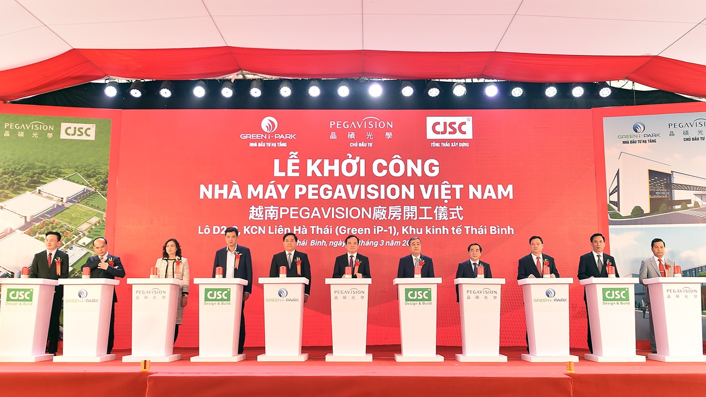 Phó Thủ tướng Trần Lưu Quang (thứ sáu bên trái) dự lễ khởi công nhà máy Pegavision tại tỉnh Thái Bình, miền Bắc Việt Nam, ngày 5/3/2024. Ảnh do Cổng thông tin Chính phủ cung cấp.