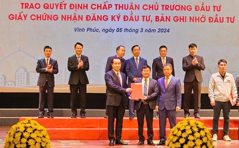 Pham Hong Diep, board chairman of Shinec JSC (middle), received the investment certificate for Phuc Yen Industrial Park project, March 5, 2024. Photo by The Investor/Thu Le.