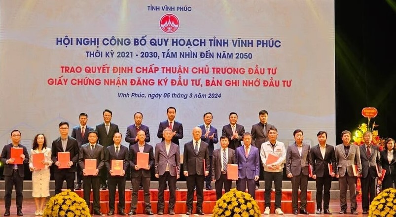 The authorities of Vinh Phuc province, northern Vietnam grant investment registration certificates to 17 domestic and foreign investors on March 5, 2024. Photo by The Investor/Thu Le.
