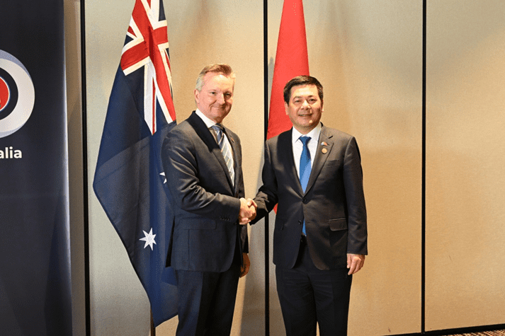 Vietnamese Minister of Industry and Trade Nguyen Hong Dien (right) and Australian Minister for Climate Change and Energy Chris Bowen meet in Melbourne, Australia, March 5, 2024. Photo courtesy of Vietnam's trade ministry.