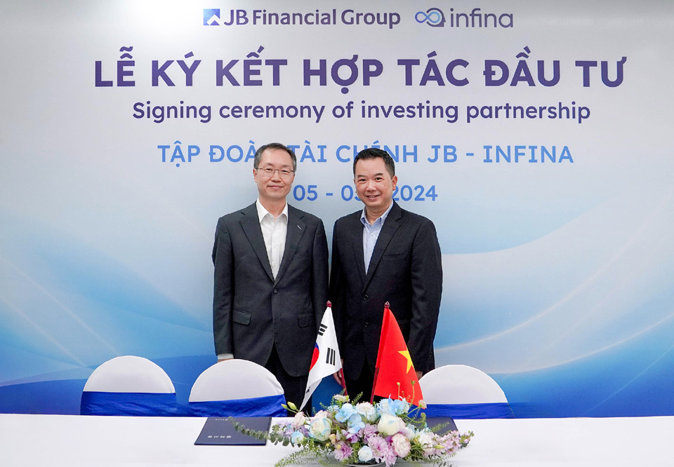 JB Securities Vietnam CEO Kim Doo-yoon (left) and Infina CEO James Vuong at an investment partnership signing ceremony, March 5, 2024. Photo courtesy of JB Financial Group.