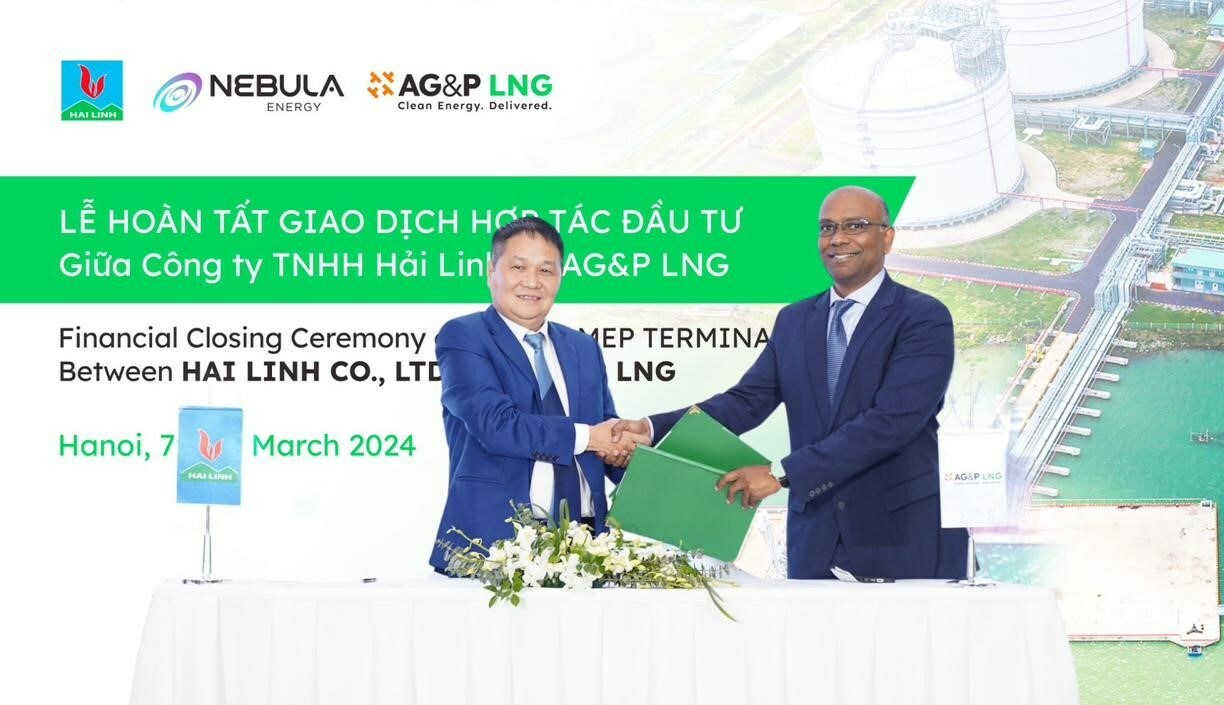 Hai Linh Company Limited CEO Le Van Tam (left) and AG&P LNG CEO Karthik Sathyamoorthy at a financial closing ceremony in Hanoi, March 7, 2024. Photo courtesy of AG&P LNG.