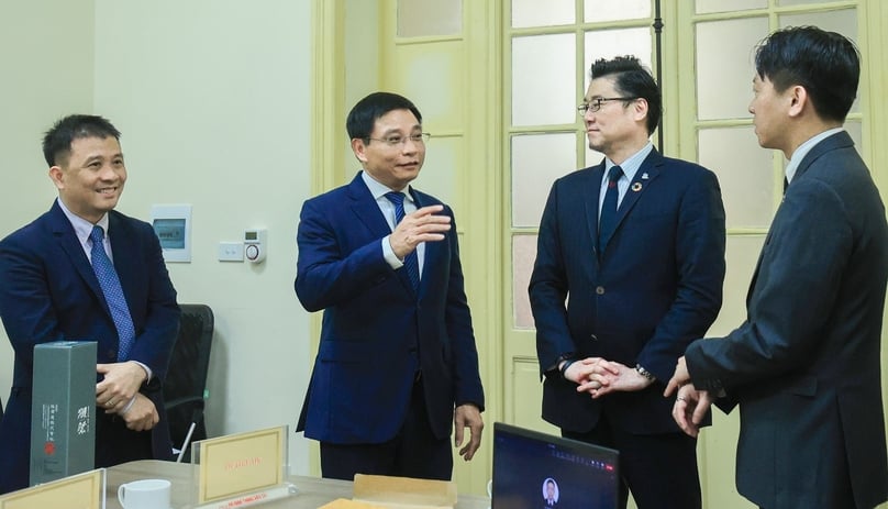 Ministry of Transport Nguyen Van Thang (second, left) meets with Nihon Toyo chairman Koshio Katsuhiko (second, right) in Hanoi, March 7, 2024. Photo courtesy of the Giao Thong (Transport) newspaper. 