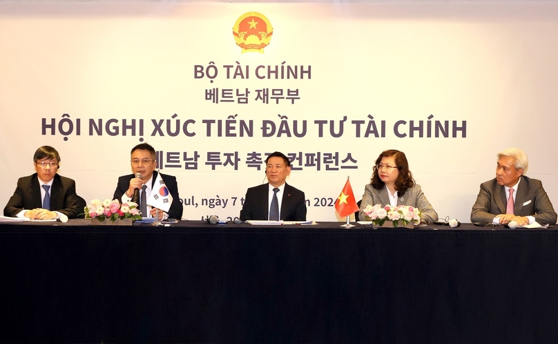 Mai Xuan Thanh (second, left), head of the General Department of Taxation (GDT), speaks at an investment promotion conference in Seoul, South Korea, March 7, 2024. Photo courtesy of GDT.