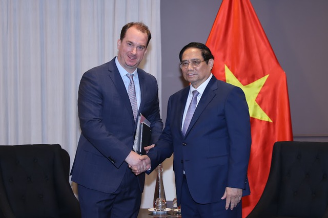   Thủ tướng Việt Nam Phạm Minh Chính gặp Oliver Kleinhempel, Chủ tịch kiêm giám đốc không điều hành của EQ Resources tại Canberra, ngày 8 tháng 3 năm 2024. Ảnh do cổng thông tin chính phủ cung cấp.