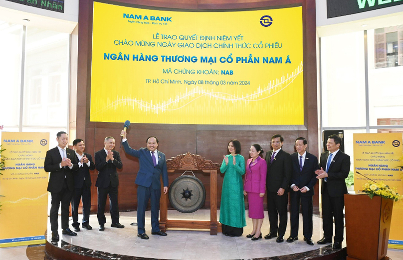 Tran Ngo Phuc Vu, chairman of NamABank, strikes the gong to mark the debut of the bank’s shares on the Ho Chi Minh Stock Exchange, March 8, 2023. Photo courtesy of the bank.