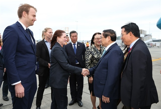 New Zealand officials welcome PM Chính at the airport. Photo courtesy of Vietnam News Agency.