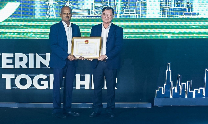 Thiraviam Jothilingam, general director and technical director, Phu My 3 Executive Committee, received a certificate of merit from Nguyen Cong Vinh, Vice Chairman of Ba Ria-Vung Tau People's Committee in the southern province, March 8, 2024. Photo courtesy of Sembcorp.