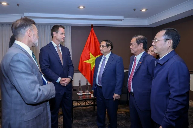 Vietnamese Prime Minister Pham Minh Chinh (third right) meets Paul Serra, CEO of Australia's SunRice Group in Canberra, Australia, March 8, 2024. Photo courtesy of the government's news portal.