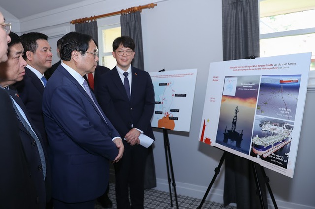 Vietnamese Prime Minister Pham Minh Chinh is introduced to Korean chaebol SK Group’s projects. Photo courtesy of the government’s news portal.