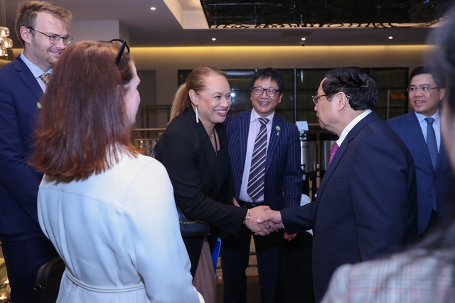 Prime Minister Pham Minh Chinh meets with representatives of leading New Zealand companies in Wellington, New Zealand, March 11, 2024. Photo courtesy of the government's news portal.