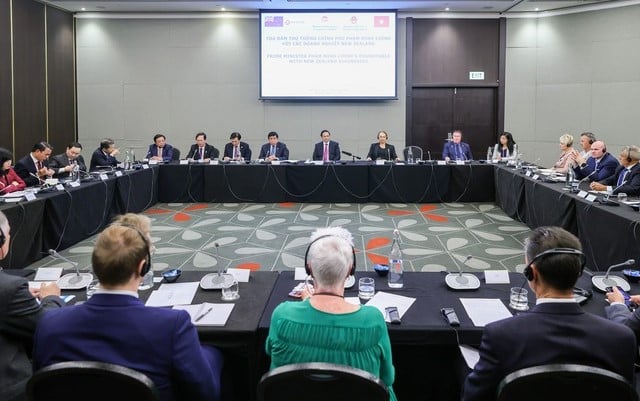Prime Minister Pham Minh Chinh (center) speaks at a meeting with representatives of leading New Zealand' companies in Wellington, New Zealand, March 11, 2024. Photo courtesy of the government's news portal.