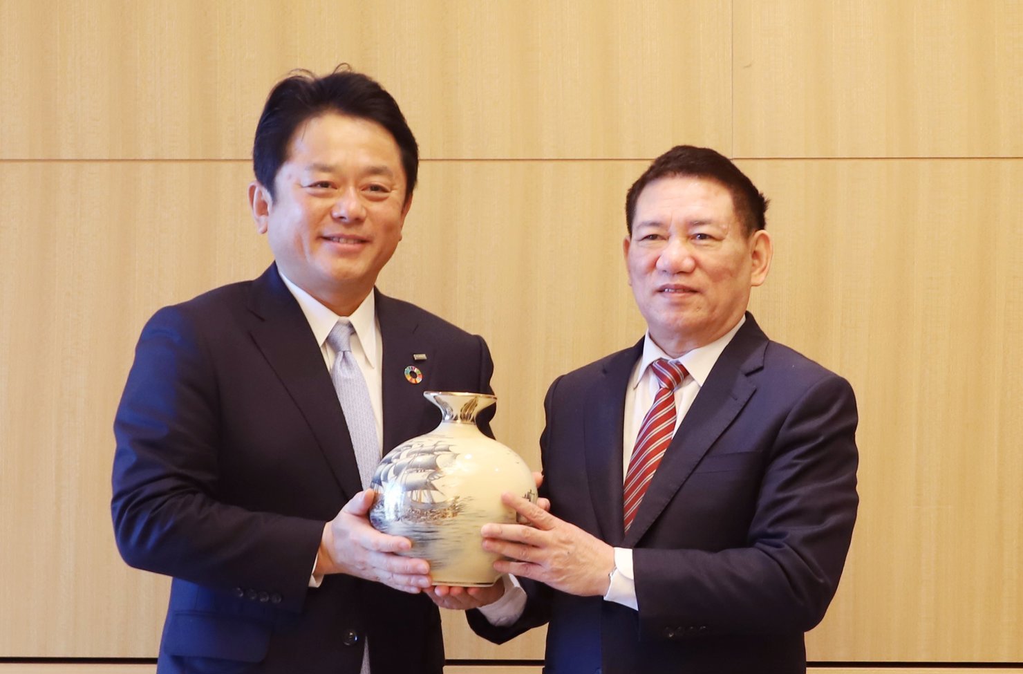 Vietnamese Minister of Finance Ho Duc Phoc (right) and Masahiko Kato, president & CEO of Mizuho Bank, at a meeting in Japan on March 11, 2024. Photo courtesy of the finance ministry.