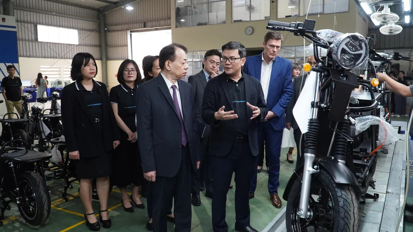 Masatsugu Asakawa, president of the Asian Development Bank (ADB), visits the Selex electric motorbike plant in Hanoi, northern Vietnam. Photo courtesy of the company.