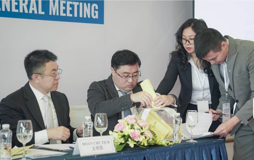 From left: Guotai Junan Securities (Vietnam) chairman Wang Jun Hong and CEO Huang Bo cast votes at the firm’s extraordinary general meeting in Hanoi, March 12, 2024. Photo courtesy of the firm.