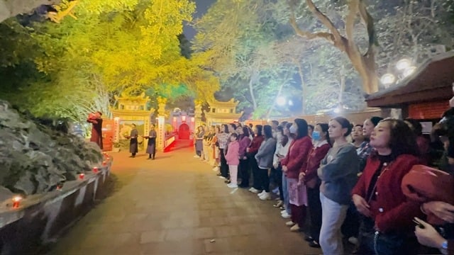 The audience attend a worship ceremony at the beginning of the show. Photo by Vietnam News.