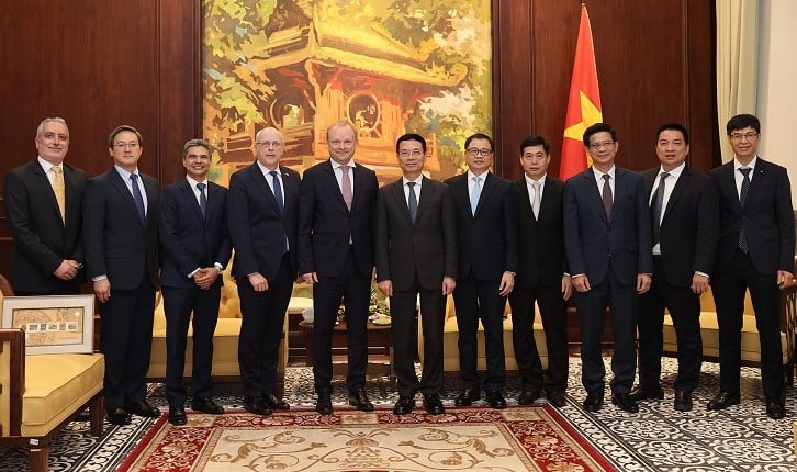 Finnish ambassador to Vietnam Keijo Norvanto (fourth, left), Nokia CEO Pekka Lundmak (fifth, left) and Vietnamese Minister of Information and Communications Nguyen Manh Hung (sixth, left) pose for a group photo at the ministry’s headquarters in Hanoi, March 13, 2024. Photo courtesy of the ministry.