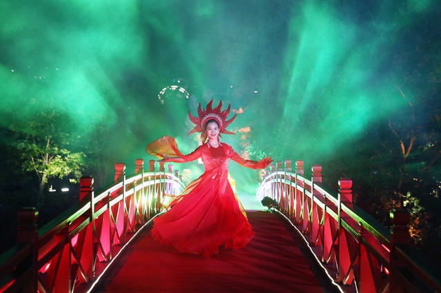 Dancing performance on The Huc Pagoda impressed the audience the most. Photo by Vietnam News.